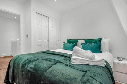 Two Bedroom Serviced Apartment in Artillery Lane - image 4