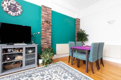 Central 2 Bedroom Apartment near Old Street - image 2