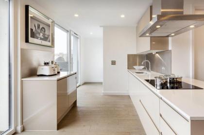 Premier 3 Bed Apartment - image 18