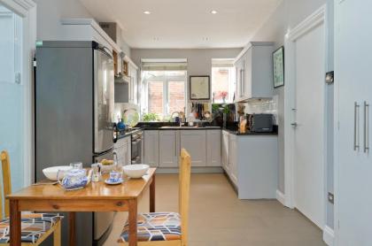 Delightful apartment in prime location near Hampstead Heath by UnderTheDoormat - image 18