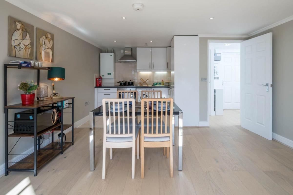 Bright 1 Bed Sleeps 4 Barons Court 7m to Tube - image 3