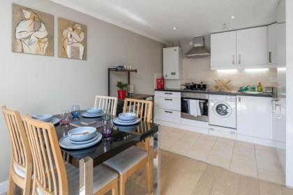 Bright 1 Bed Sleeps 4 Barons Court 7m to Tube - image 6