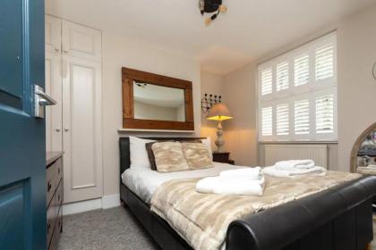 Spacious 1 Bedroom Garden Flat near King's Road - image 12