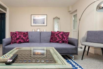 Spacious 1 Bedroom Garden Flat near King's Road - image 3