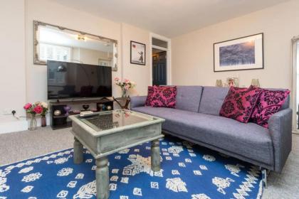 Spacious 1 Bedroom Garden Flat near King's Road - image 5