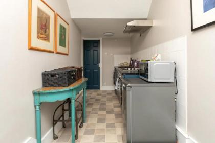 Spacious 1 Bedroom Garden Flat near King's Road - image 6