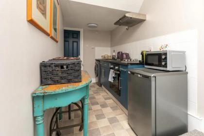 Spacious 1 Bedroom Garden Flat near King's Road - image 7