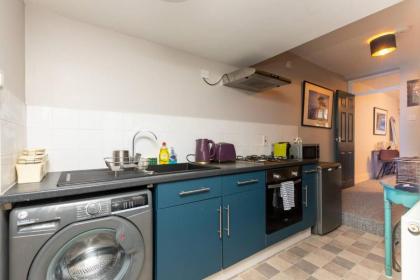 Spacious 1 Bedroom Garden Flat near King's Road - image 9