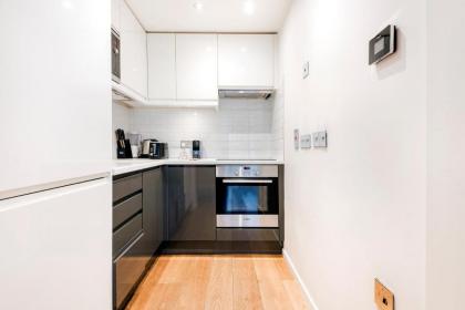 Bright and Modern Mayfair Apartment - image 10