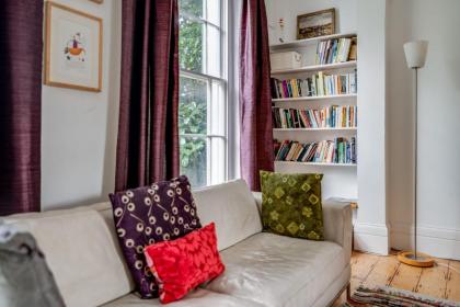 Bright Two Bedroom Apartment Near Vibrant Camden Town - image 10