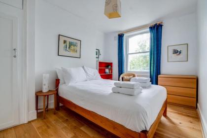 Bright Two Bedroom Apartment Near Vibrant Camden Town - image 16