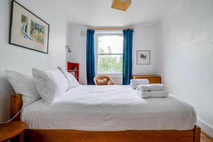 Bright Two Bedroom Apartment Near Vibrant Camden Town - image 19