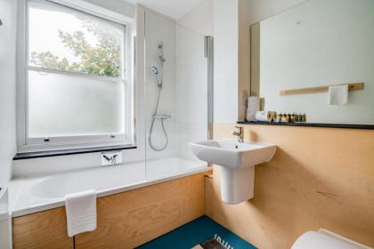 Bright Two Bedroom Apartment Near Vibrant Camden Town - image 20