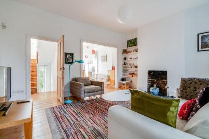 Bright Two Bedroom Apartment Near Vibrant Camden Town - image 3