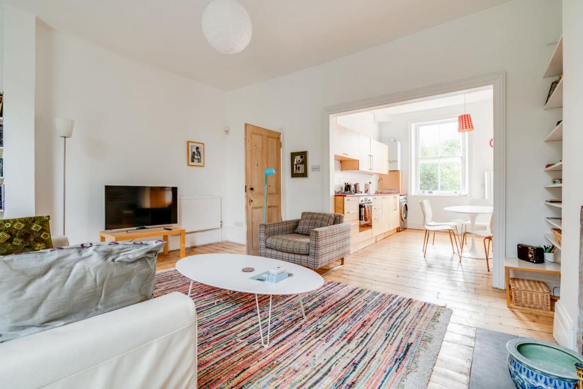 Bright Two Bedroom Apartment Near Vibrant Camden Town - image 4