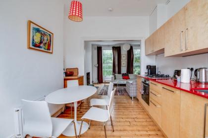 Bright Two Bedroom Apartment Near Vibrant Camden Town - image 9