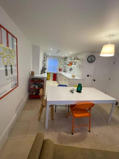 Beautiful 4 Bedroom Family Home in Clerkenwell - image 13