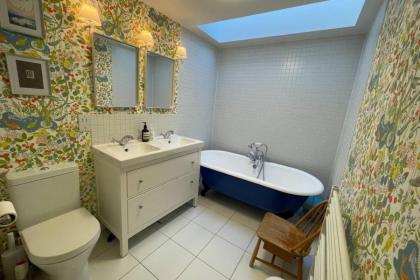 Beautiful 4 Bedroom Family Home in Clerkenwell - image 7