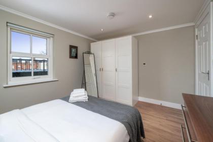 Modern 1 Bedroom Barons Court Flat Lift and Balcony - image 10