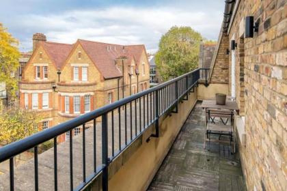 Modern 1 Bedroom Barons Court Flat Lift and Balcony - image 13