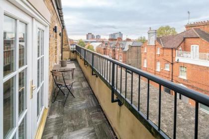 Modern 1 Bedroom Barons Court Flat Lift and Balcony - image 14