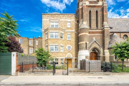 Modern 1 Bedroom Barons Court Flat Lift and Balcony - image 18