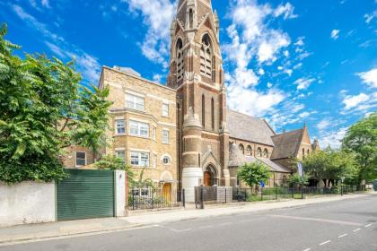 Modern 1 Bedroom Barons Court Flat Lift and Balcony - image 19