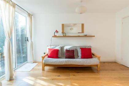 Super 1BD Garden Flat Islington London - image 3