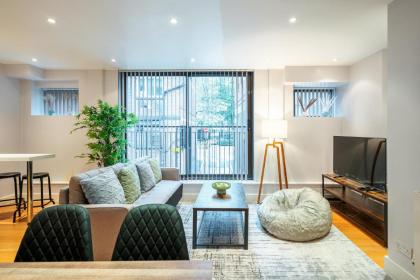 Immaculate 3-Bed House in central London - image 10