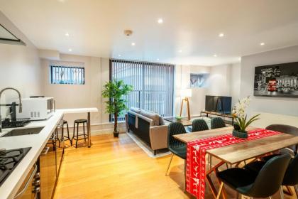 Immaculate 3-Bed House in central London - image 11