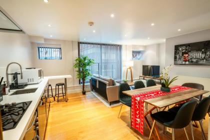 Immaculate 3-Bed House in central London - image 12