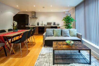 Immaculate 3-Bed House in central London - image 13