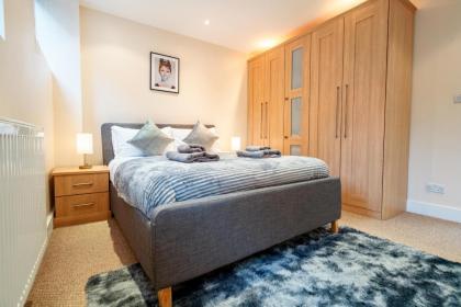 Immaculate 3-Bed House in central London - image 15