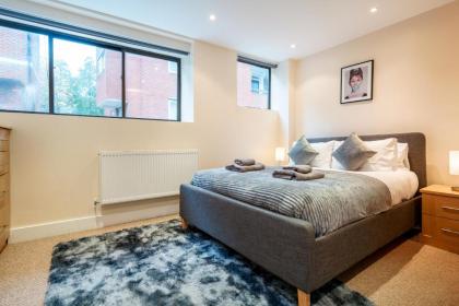 Immaculate 3-Bed House in central London - image 18