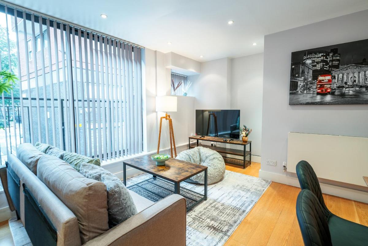 Immaculate 3-Bed House in central London - image 3