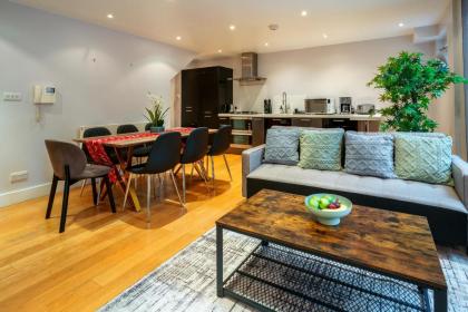 Immaculate 3-Bed House in central London - image 7