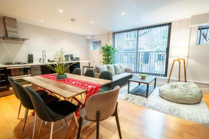 Immaculate 3-Bed House in central London - image 9