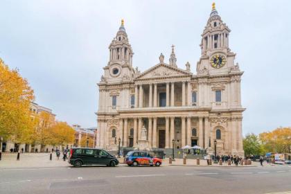 GuestReady - Blue surprise near St Paul's - image 3