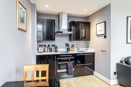 Chic Farringdon Flat - image 11