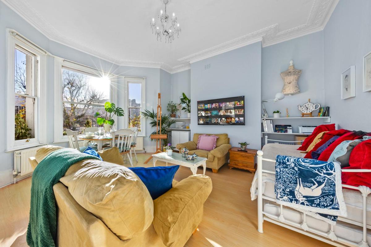 Artist's Bright Hampstead Heath Village 2 bed - main image