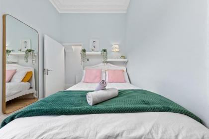 Artist's Bright Hampstead Heath Village 2 bed - image 11