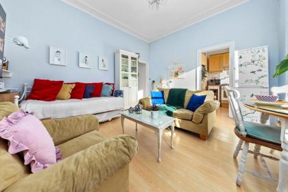 Artist's Bright Hampstead Heath Village 2 bed - image 12