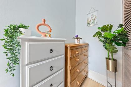 Artist's Bright Hampstead Heath Village 2 bed - image 16