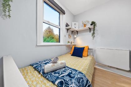 Artist's Bright Hampstead Heath Village 2 bed - image 17