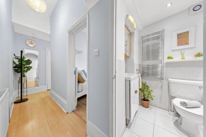 Artist's Bright Hampstead Heath Village 2 bed - image 19