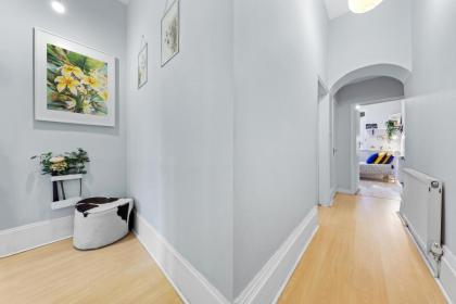 Artist's Bright Hampstead Heath Village 2 bed - image 20