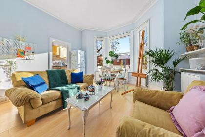 Artist's Bright Hampstead Heath Village 2 bed - image 8