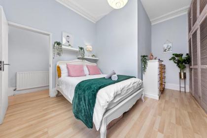 Artist's Bright Hampstead Heath Village 2 bed - image 9