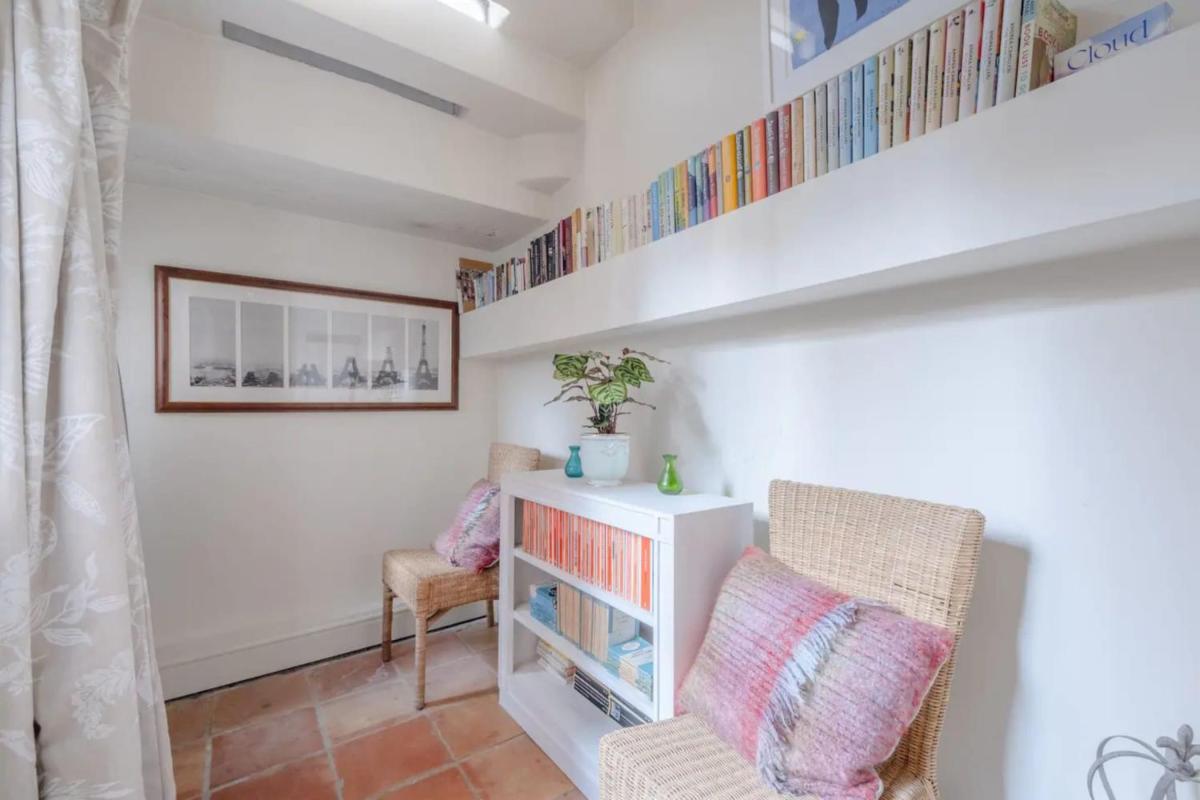 Quaint and Central Studio Flat - Chelsea - image 3