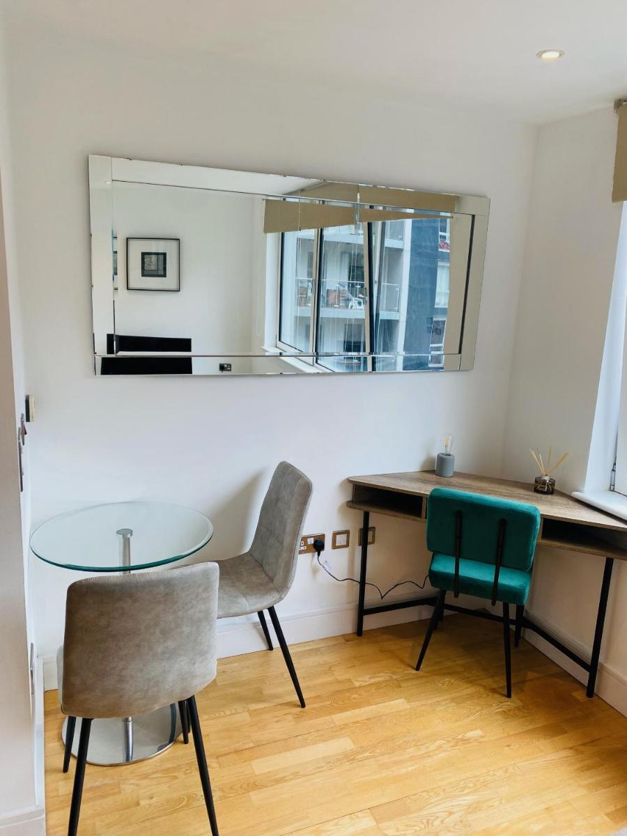 Studio Apartment Canary Wharf London - image 6